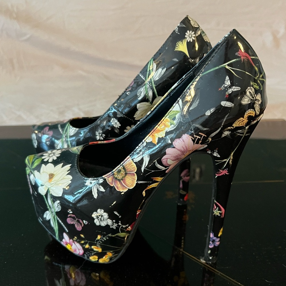 Ami clubwear black platform heels,7.5, 6.5 in heel, and a 3 in platform. - Picture 3 of 5